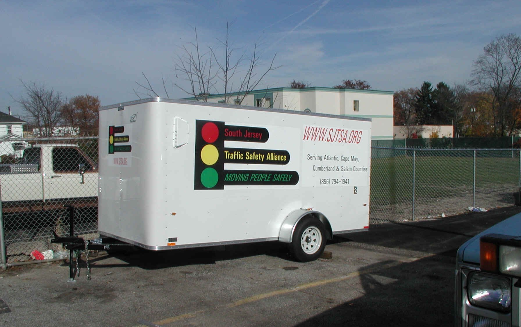 trailerside.jpg (955068 bytes)